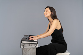 Affascinante giovane donna che suona un pianoforte