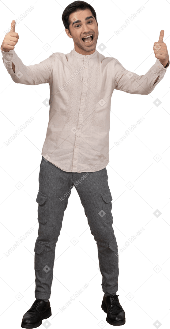 Mann im hemd zeigt daumen hoch