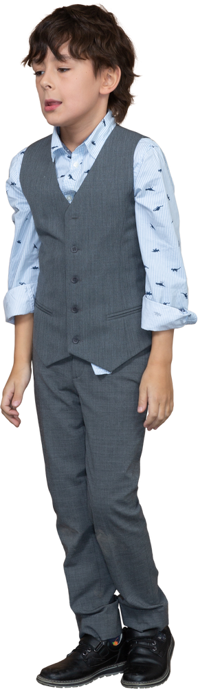 Vista frontale di un ragazzo in abito grigio