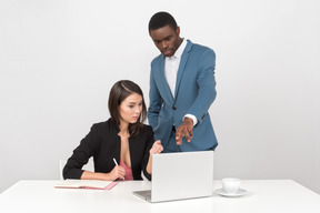 Colegas mirando algunas cosas de trabajo en la computadora