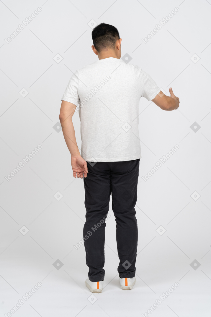 Вид сзади человека в повседневной одежде, протягивающего руку для рукопожатия