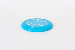 Frisbee bleu sur fond blanc