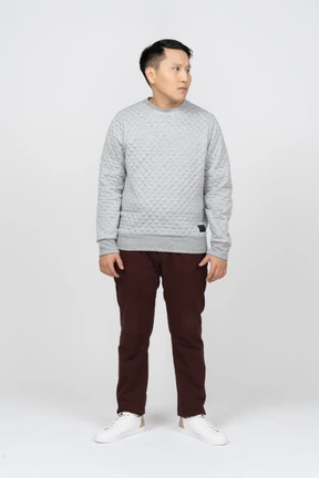 Hombre en ropa casual de pie