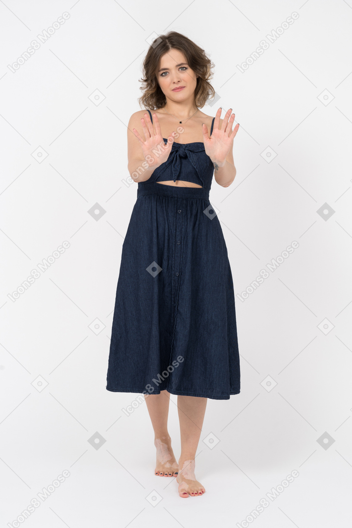 Femme sérieuse faisant un geste de refus avec ses bras tendus
