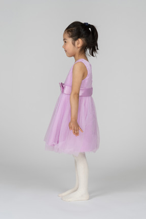 一个穿着芭蕾舞短裙的小女孩的侧视图