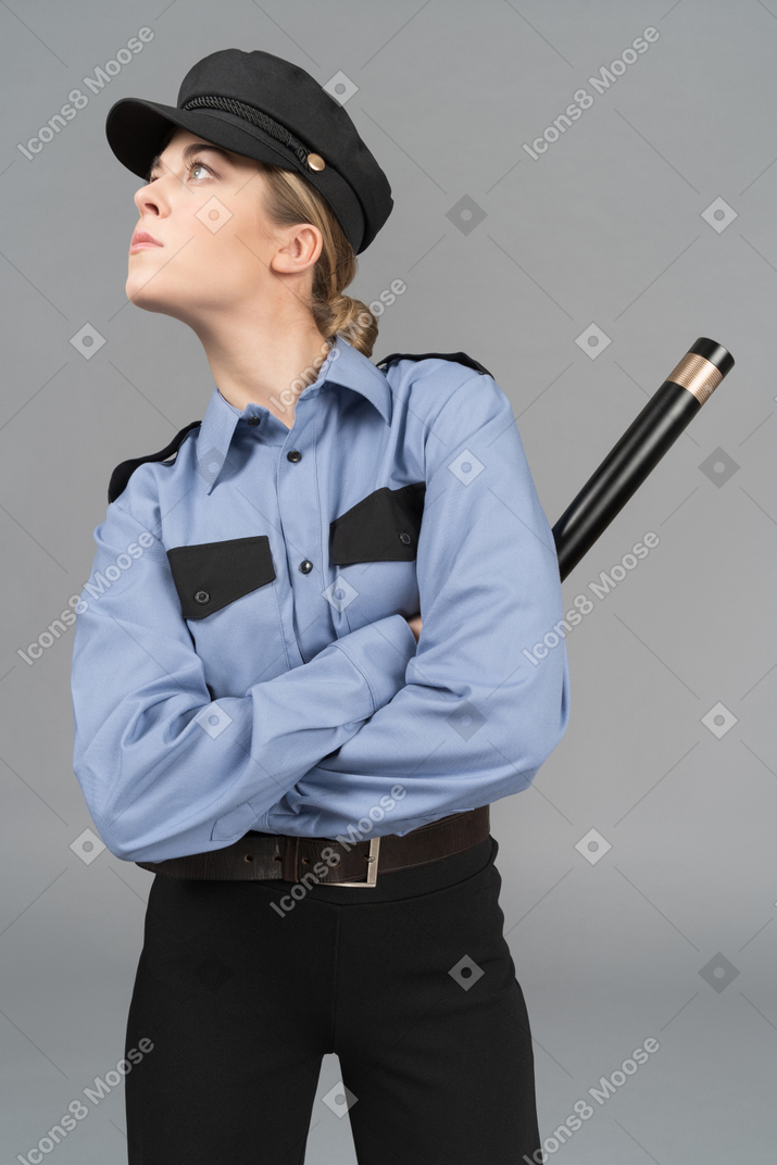 Guardia de seguridad femenina seria con un bastón