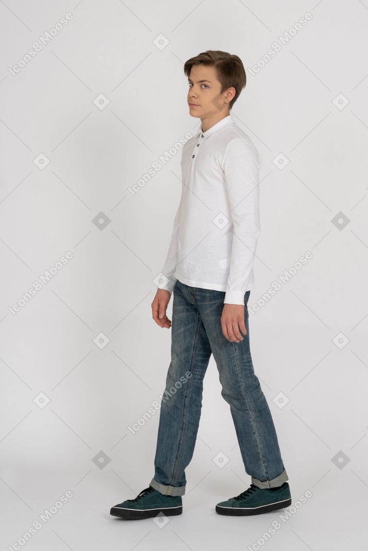 Jeune homme en tenue décontractée marchant