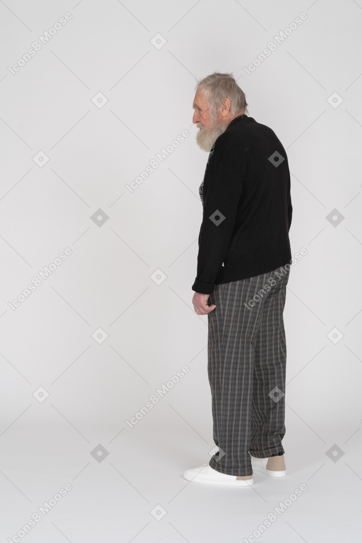 Vista lateral de un anciano mirando a un lado