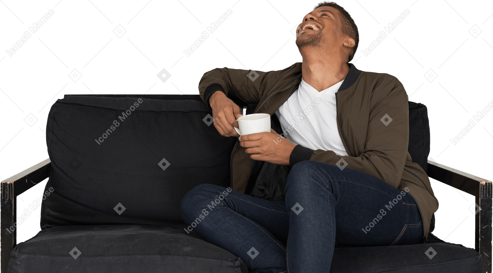 一个微笑的年轻人坐在沙发上，拿着一杯咖啡的前视图