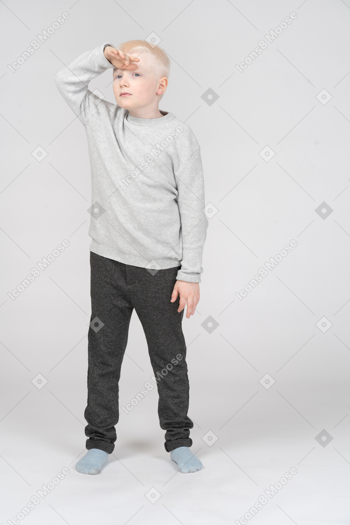 Vista frontal de un niño buscando algo