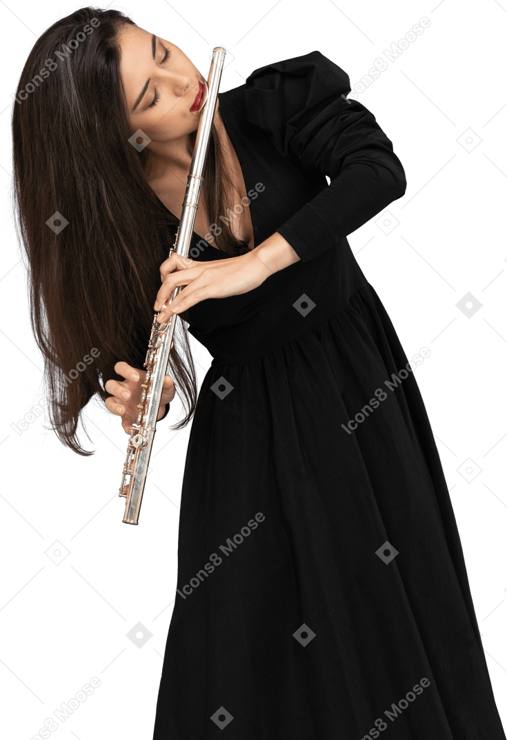 严重的年轻女士，穿着长笛的黑色礼服的前视图