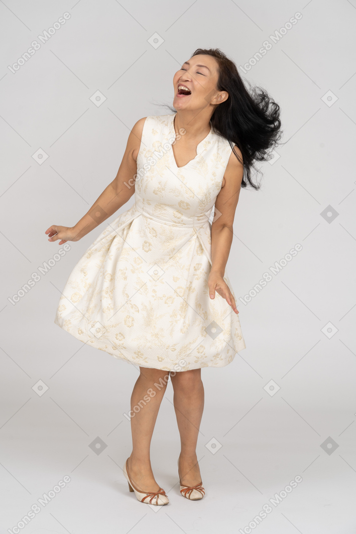 穿着白色连衣裙跳舞的女人