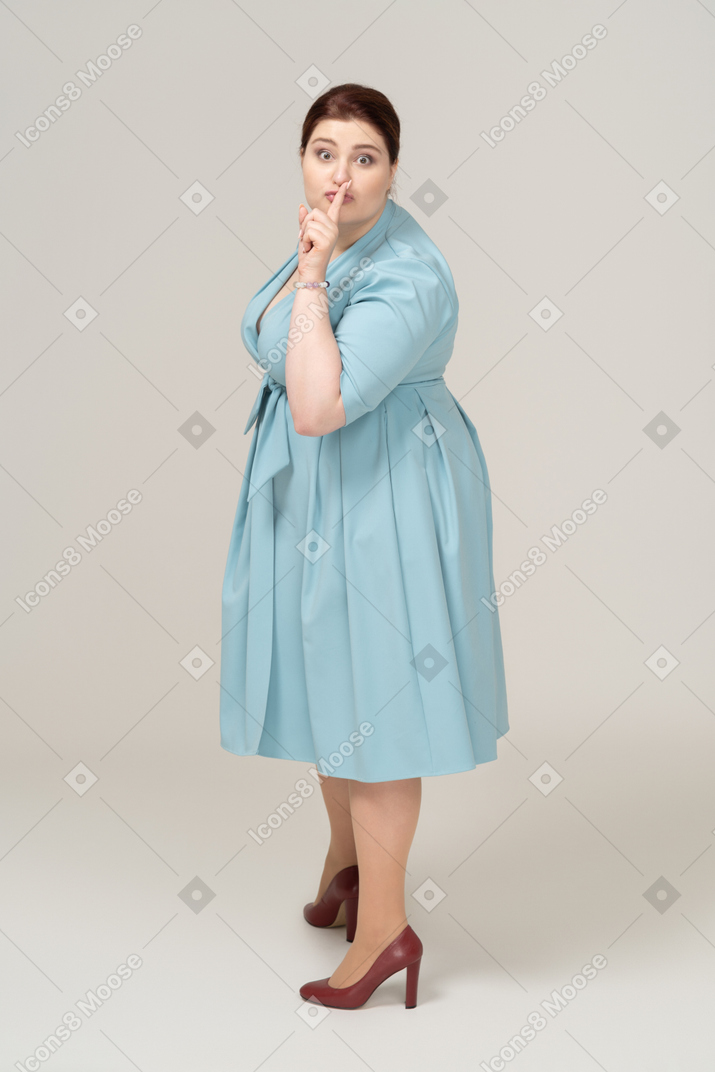 Вид спереди женщины в синем платье жестикулируют