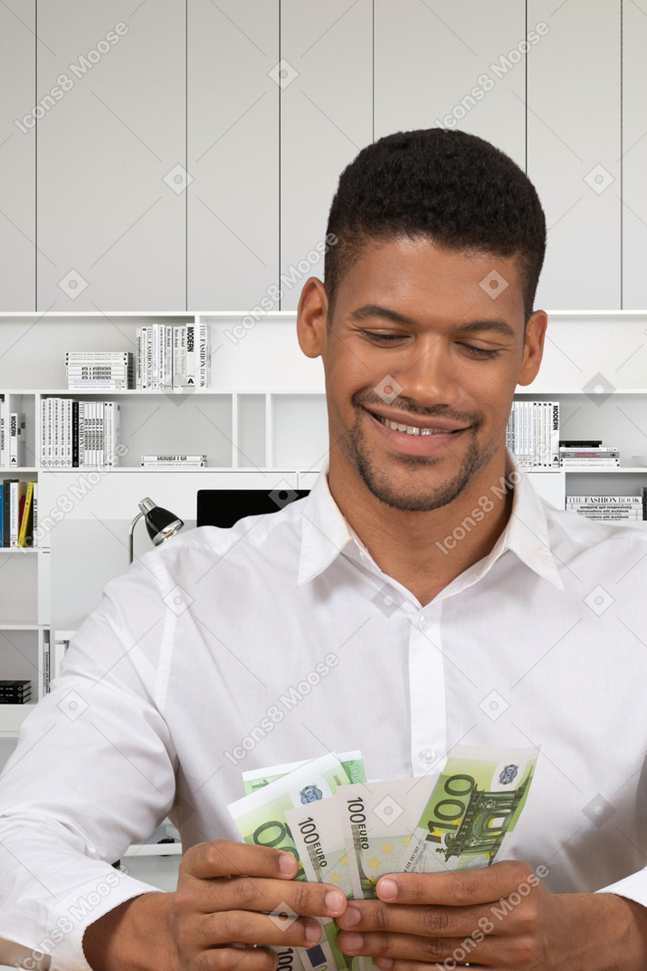 Homem contando dinheiro