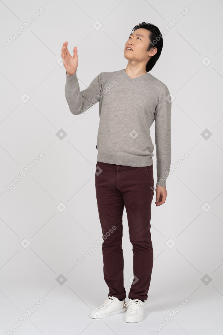 Homme en vêtements décontractés posant