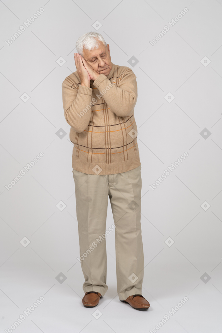 Vue de face d'un vieil homme endormi dans des vêtements décontractés