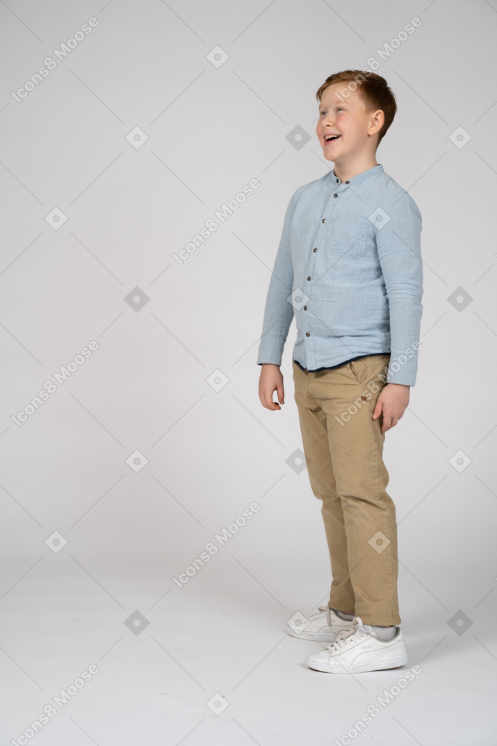 Vista lateral de um menino rindo