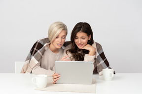 Mujeres jóvenes viendo películas y charlando