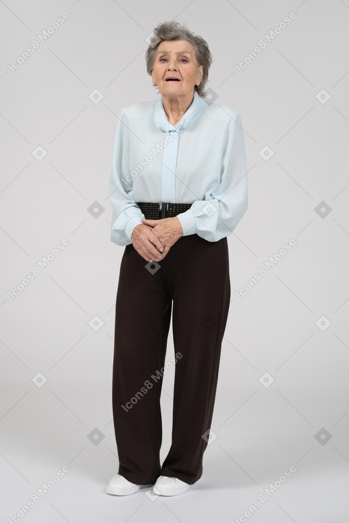 Vista frontale di una donna anziana che stringe le mani