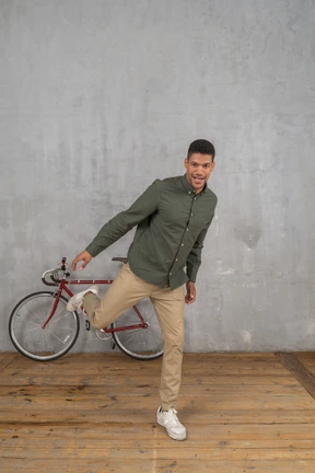 Three-quarter view of an excited man on one leg in running motion