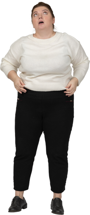 一个穿着休闲服的胖女人仰视的前视图