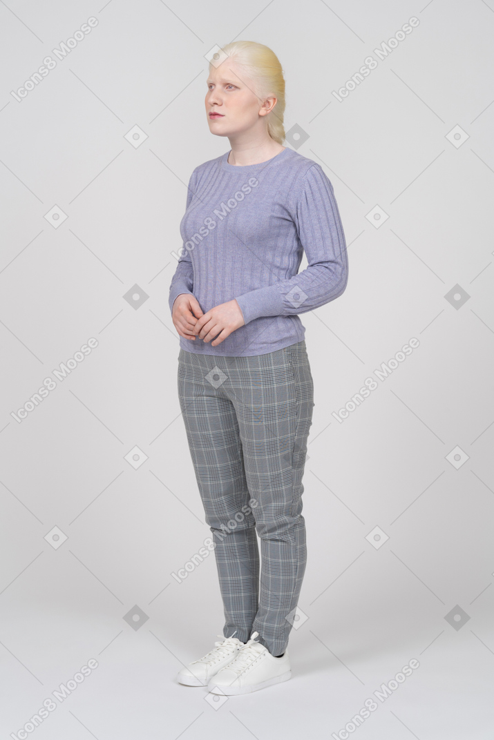 Vista de tres cuartos de una mujer con ropa informal mirando a un lado