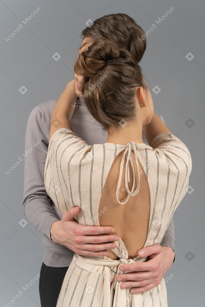 Vista posteriore di una coppia che si abbraccia