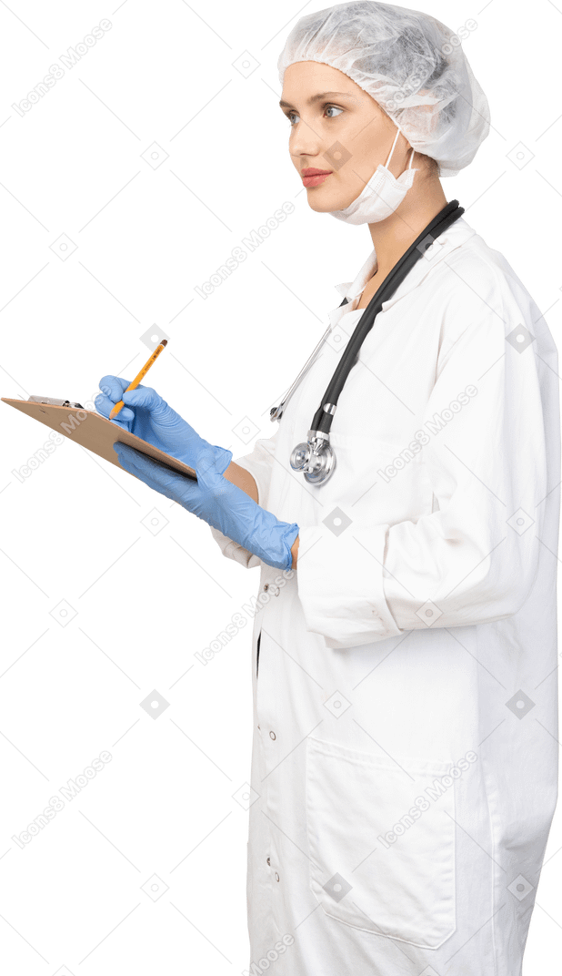 Vista lateral de uma jovem médica segurando um lápis e um tablet