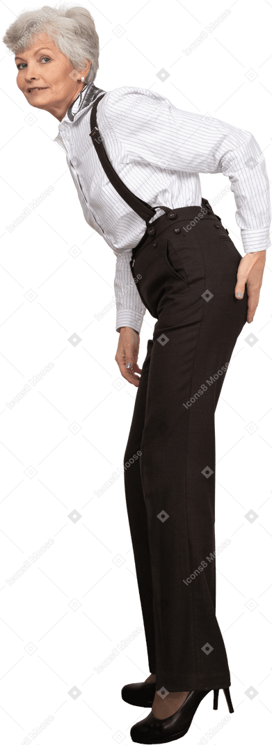 一名老妇在触摸她的屁股时向前倾斜的办公服装的侧视图