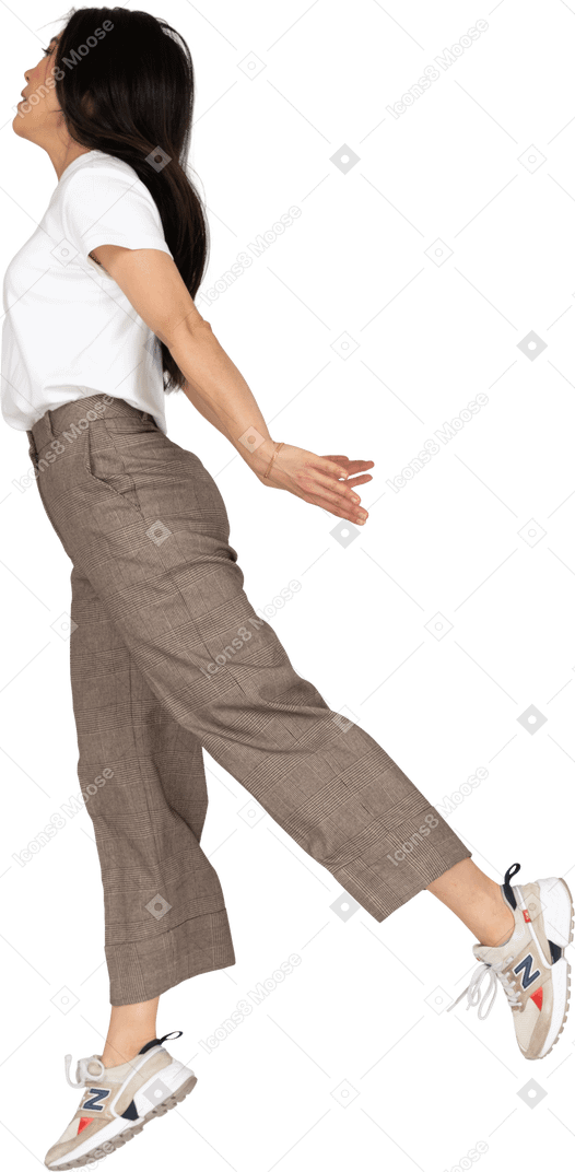 Seitenansicht einer springenden jungen dame in reithose und t-shirt