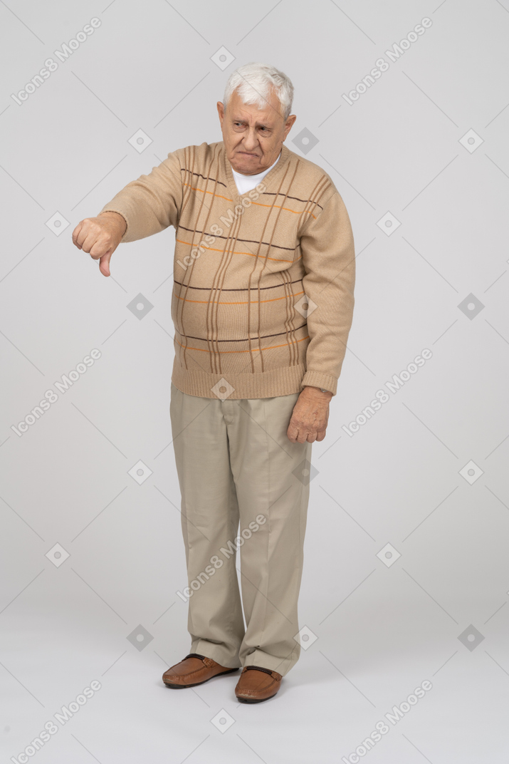 一位穿着休闲服的老人的正面图，拇指朝下