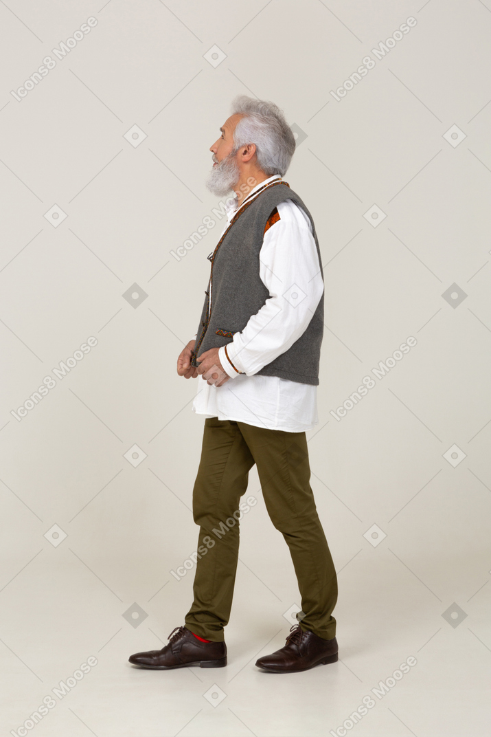 Вид сбоку на идущего мужчину средних лет