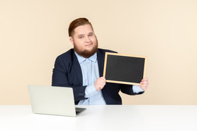 Uomo in giacca e cravatta con un computer portatile