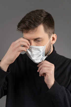 Homem usando máscara respiratória como parte das medidas de segurança durante a pandemia