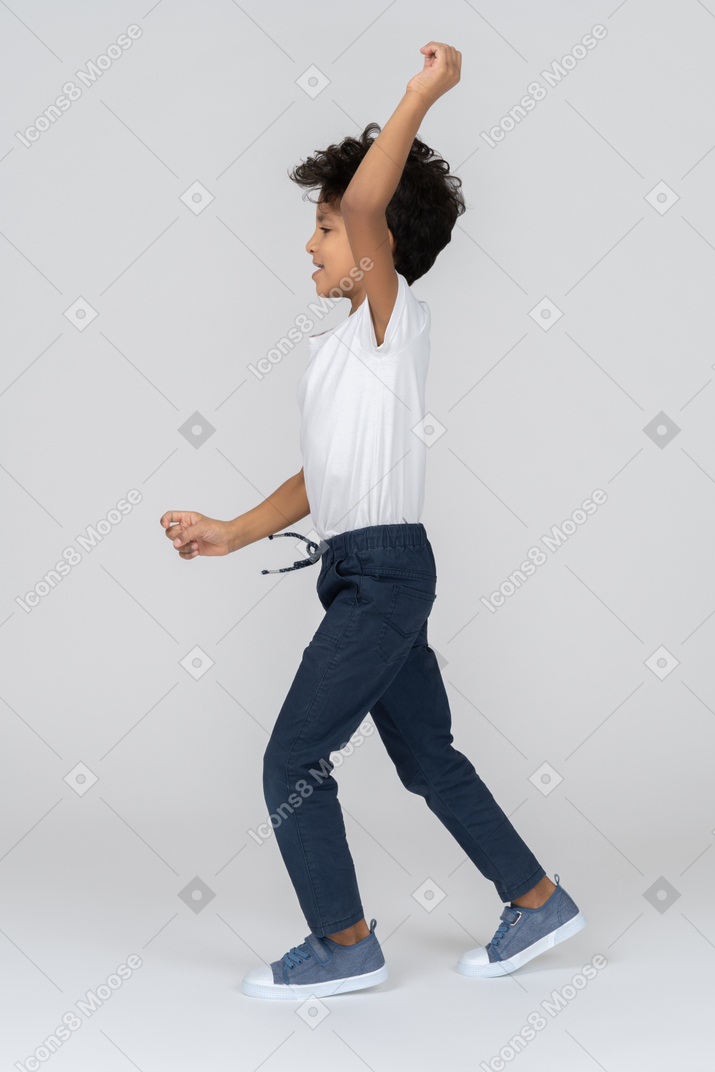 Un niño corriendo