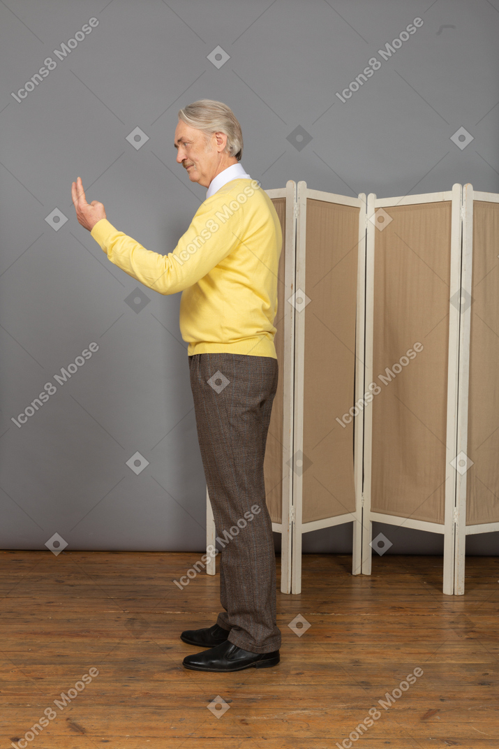 Vue latérale d'un vieil homme montrant ses deux doigts