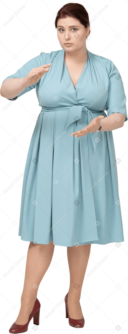 뭔가의 크기를 보여주는 파란 드레스에 여자의 전면 보기