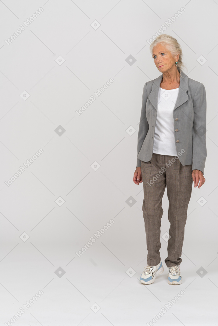 一个穿着西装的心烦意乱的老妇人的前视图
