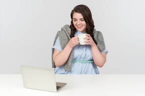 Tasse tee und laptop sind die perfekte kombination für die freizeit