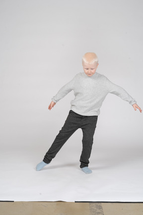 Vue de face du garçon en position de danse