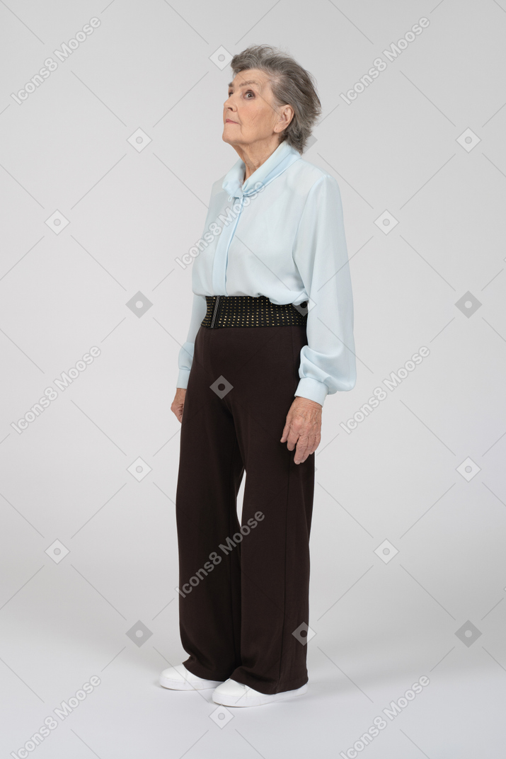 一位老妇人小心翼翼地向左扫视的四分之三视图