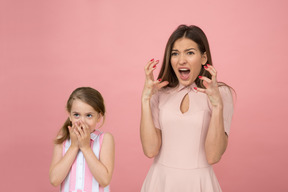 Niña de niños parece estar volviendo loca a su madre hoy