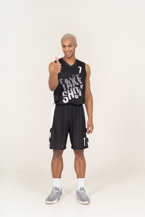 親指を上に表示している若い男性のバスケットボール選手の正面図