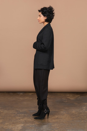 Vista laterale di una donna d'affari vestita in abito nero