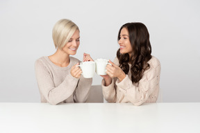 Mujeres jóvenes tomando café