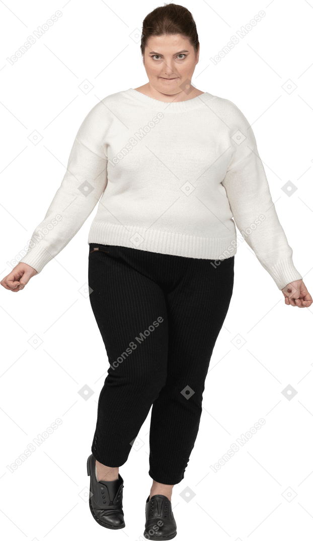Mujer de talla grande en suéter blanco mordiéndose el labio