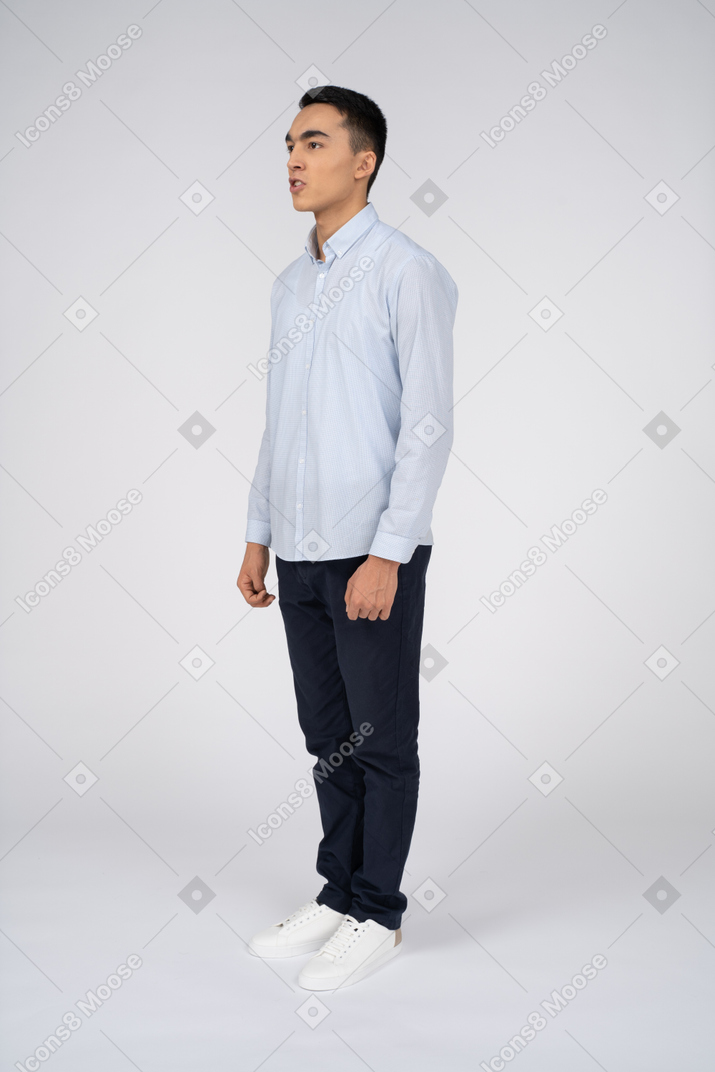 Homme en tenue décontractée debout