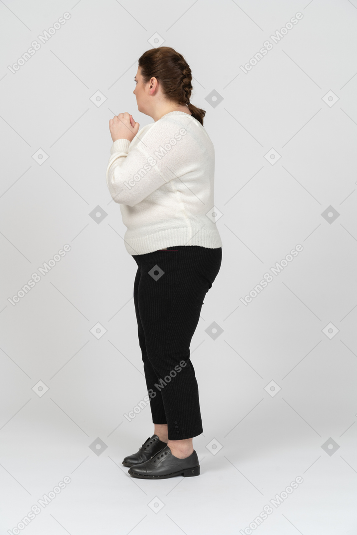 立っているカジュアルな服装のプラスサイズの女性
