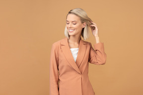 Heureuse jeune femme en veste en terre cuite