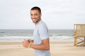 Uomo felice che corre sulla spiaggia